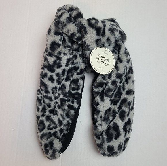 NWT Fuzzy Slippers - Picture 6 of 7